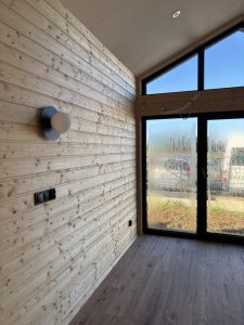 M 35 z ogrzewaniem podłogowym – salon z przeszkleniem